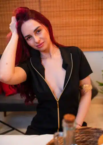 Combinação de toques sutis, respiração consciente, momentos de silêncio, olhares, e até elementos tântricos.